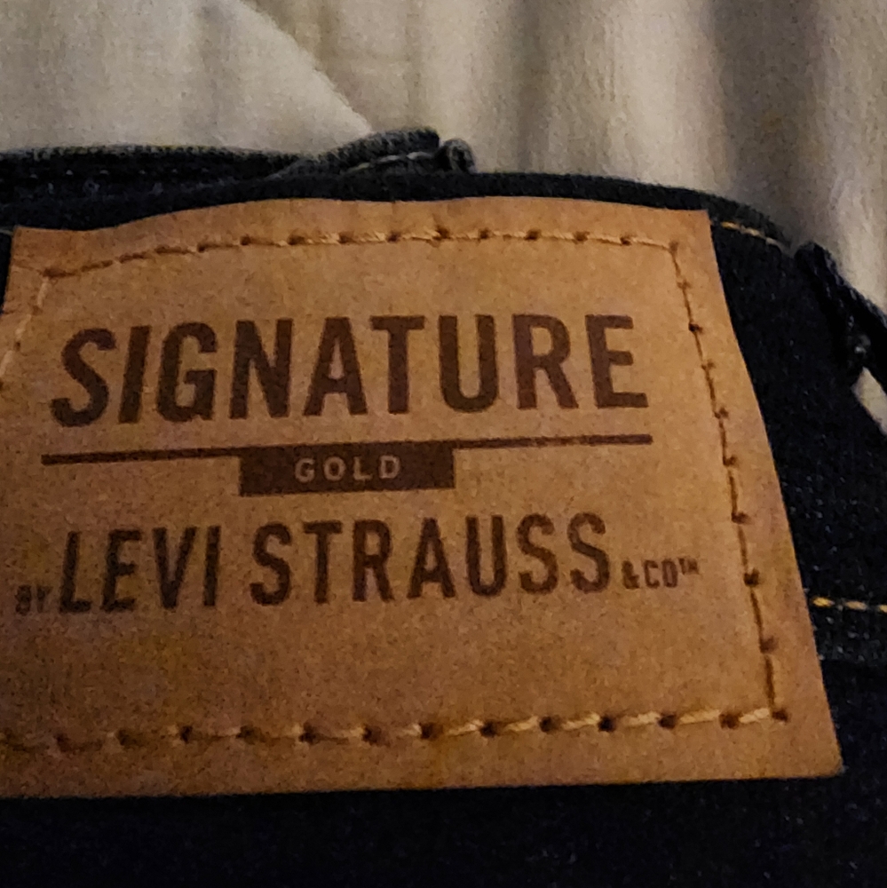 LEVI STRAUSS BERMUDA SHORTS VARIOUS SIZES